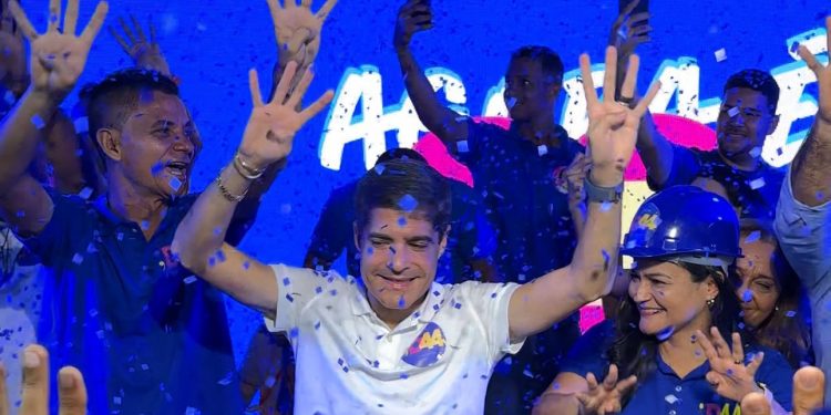 Em Lauro de Freitas, ACM Neto critica grupo de Moema Gramacho por usar pesquisas fakes