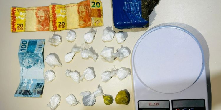 Policia Militar prende casal em flagrante por tráfico de drogas no Entroncamento de Jaguaquara