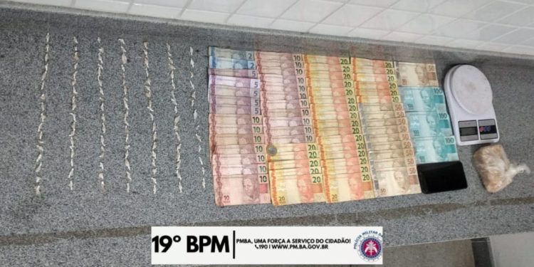 Polícia Militar prende dois homens e apreende dinheiro e drogas no Entroncamento de Jaguaquara