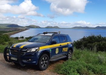 PRF apreende meio milhão de reais em carro de advogado na BR-116 em Feira de Santana