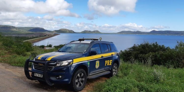 PRF apreende meio milhão de reais em carro de advogado na BR-116 em Feira de Santana