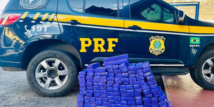 PRF apreende 156 kg de maconha em veículo roubado e detém suspeito em Jequié