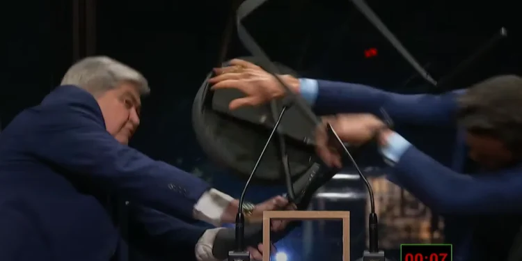 São Paulo: Candidatos a prefeito, Datena ataca Marçal com cadeira durante debate na TV Cultura