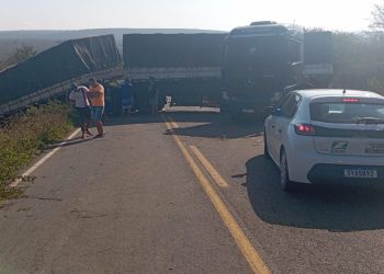 Carreta interdita rodovia BA-026 entre Planaltino e Nova Itarana após falha mecânica