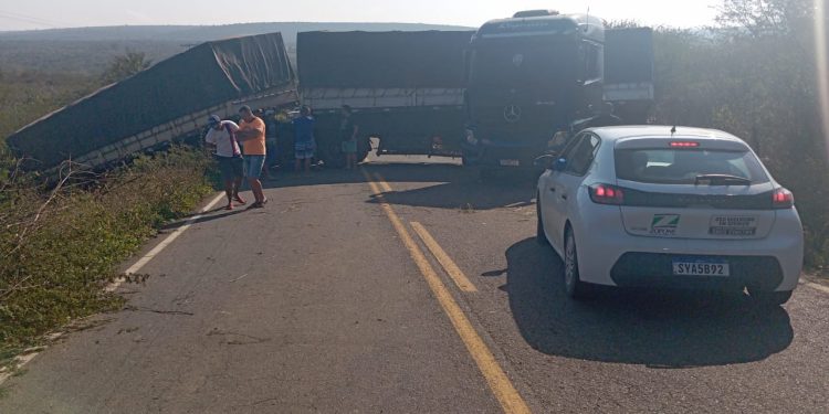 Carreta interdita rodovia BA-026 entre Planaltino e Nova Itarana após falha mecânica