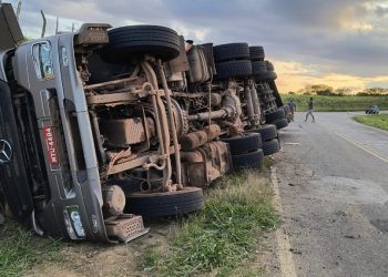 Caminhão tomba na BA-026 entre Planaltino e Nova Itarana e tem carga de móveis saqueada