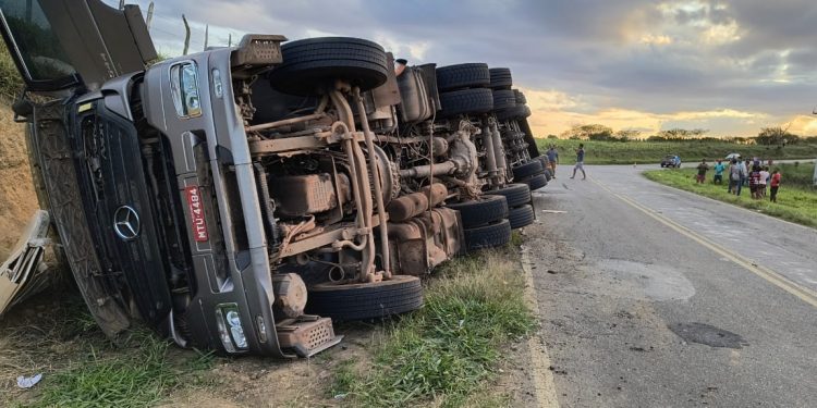 Caminhão tomba na BA-026 entre Planaltino e Nova Itarana e tem carga de móveis saqueada