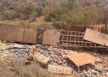 Veículo carregado de alimentos capota na BA-026 em Pé de Serra; motorista é socorrido ao HGPV