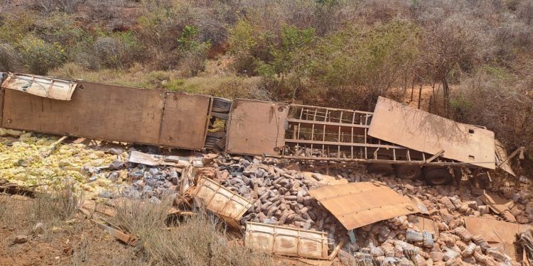 Veículo carregado de alimentos capota na BA-026 em Pé de Serra; motorista é socorrido ao HGPV