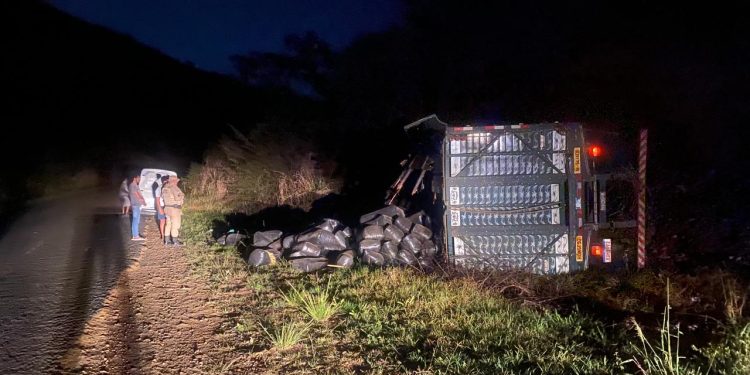 Caminhão carregado de silagem tomba na BR-330, entre Jequié e Maracás, sem registro de vítimas