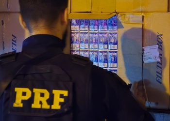 PRF apreende caminhão carregado com cigarros contrabandeados na BR-116, em Milagres