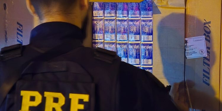 PRF apreende caminhão carregado com cigarros contrabandeados na BR-116, em Milagres