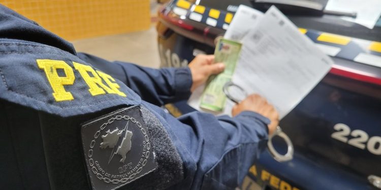 PRF detém dois homens com mandados de prisão por homicídio e roubo em Vitória da Conquista