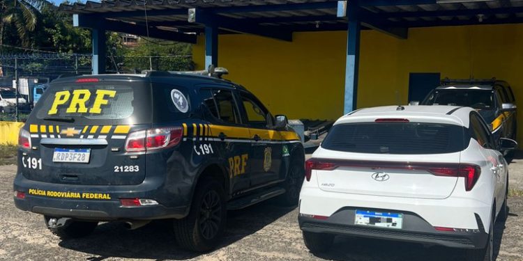 HB20 roubado em São Paulo cai com placas falsas na BR 324 em Simões Filho