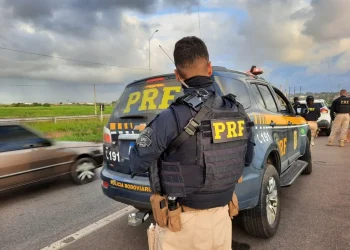 PRF detém homem por violência contra mulher na BR 101, em Laje