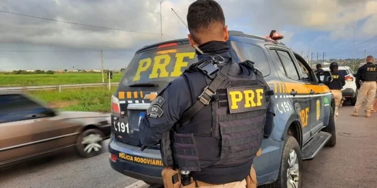 PRF detém homem por violência contra mulher na BR 101, em Laje