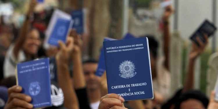 Brasil tem desemprego de 6,2% no trimestre até outubro, diz IBGE