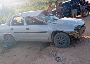 Carro capota na BA-545 e deixa casal ferido na zona rural de Jaguaquara