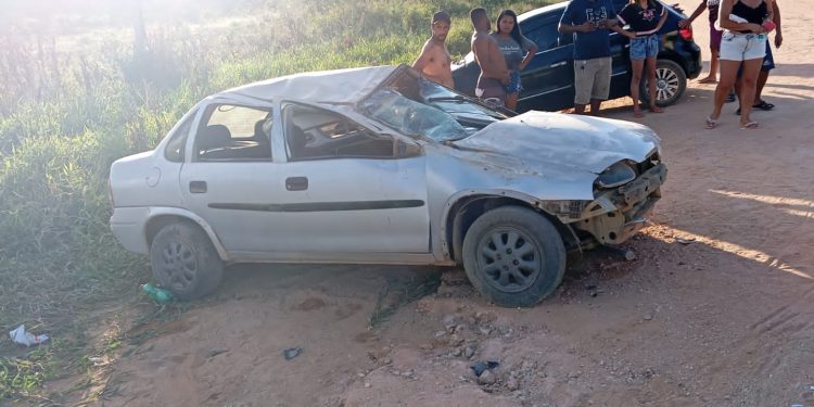 Carro capota na BA-545 e deixa casal ferido na zona rural de Jaguaquara