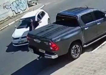 Motorista de aplicativo reage a assalto, atropela suspeito e dá voz de prisão em Jequié