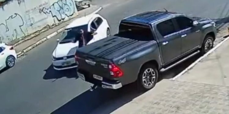 Motorista de aplicativo reage a assalto, atropela suspeito e dá voz de prisão em Jequié