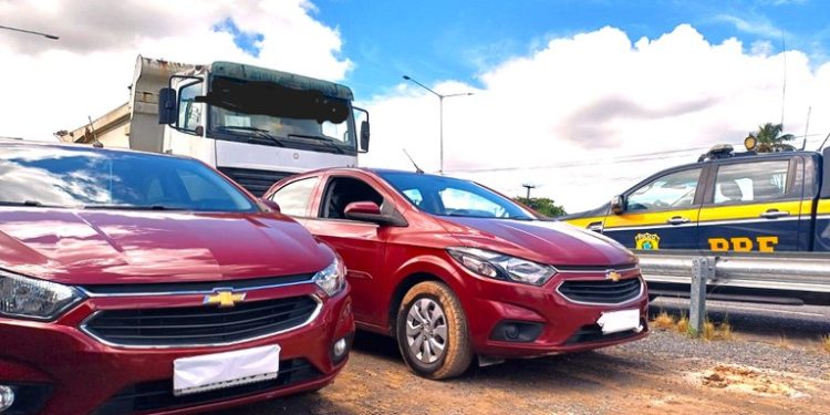 Gêmeos: PRF apreende Onix circulando clonado na BR 324 em Salvador