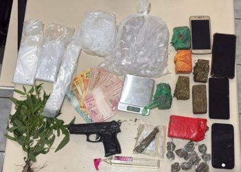 Polícia Militar prende suspeitos e apreende adolescentes com drogas, celulares e simulacro no Lajedo do Tabocal