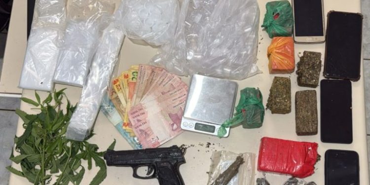 Polícia Militar prende suspeitos e apreende adolescentes com drogas, celulares e simulacro no Lajedo do Tabocal
