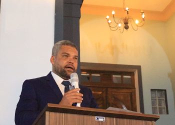 Sandro Silva surpreende em cerimônia de posse ao anunciar pacote com 20 benefícios para Santa Inês