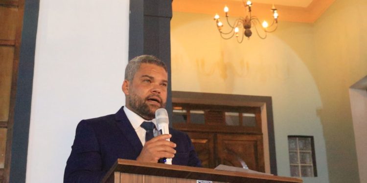 Sandro Silva surpreende em cerimônia de posse ao anunciar pacote com 20 benefícios para Santa Inês