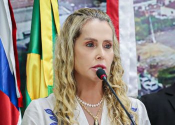 Edione é empossada para segundo mandato como prefeita de Jaguaquara
