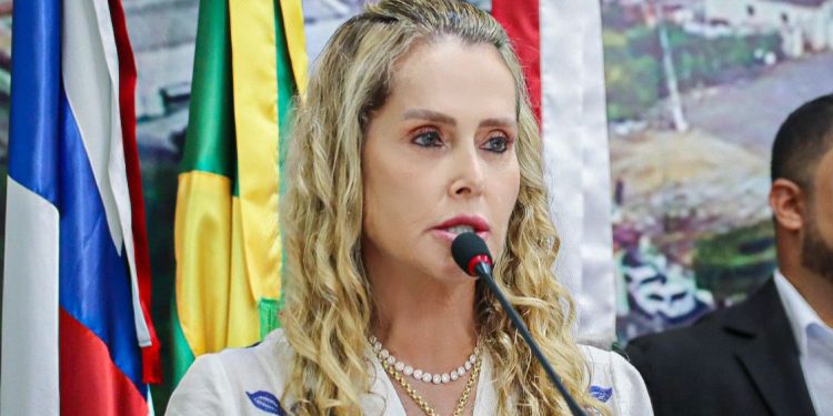 Edione é empossada para segundo mandato como prefeita de Jaguaquara