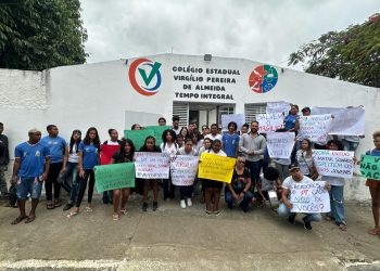 Manifestação de alunos e professores contra fechamento do Colégio Virgílio repercute em telejornal