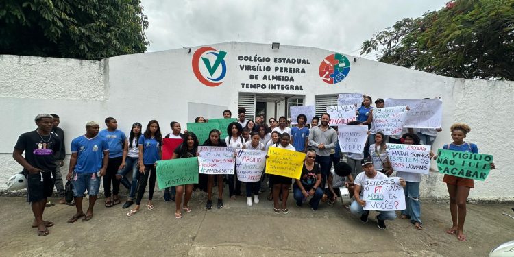 Manifestação de alunos e professores contra fechamento do Colégio Virgílio repercute em telejornal