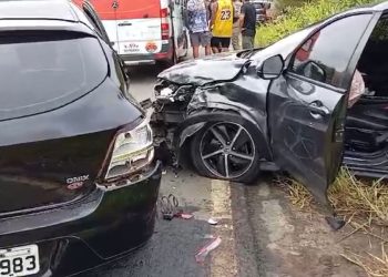 Batida entre dois carros deixa feridos na BR-420, trecho da curva de Chicão, em Jaguaquara