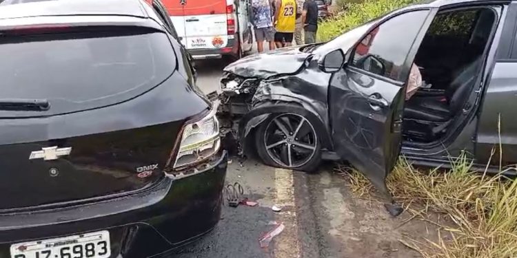 Batida entre dois carros deixa feridos na BR-420, trecho da curva de Chicão, em Jaguaquara