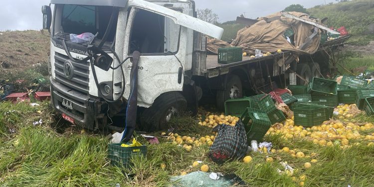 Motorista de caminhão carregado de maracujá morre aos 34 anos, após grave acidente na BA-026