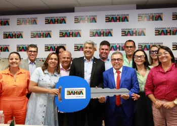 Durante encontro com prefeito de Maracás, Jerônimo entrega ambulância e barracas de feira livre para a cidade