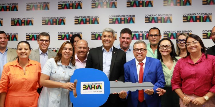 Durante encontro com prefeito de Maracás, Jerônimo entrega ambulância e barracas de feira livre para a cidade