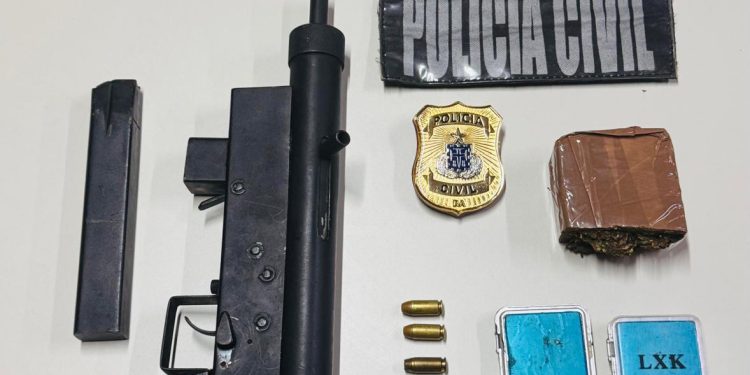 Polícia Civil prende homem e apreende sub-metralhadora e drogas em Jaguaquara