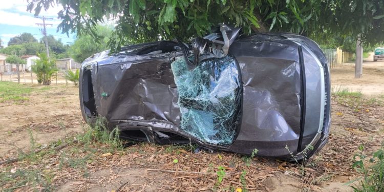 Condutor sofre lesões leves em capotamento na BA-250, trecho entre BR-116 e Itiruçu