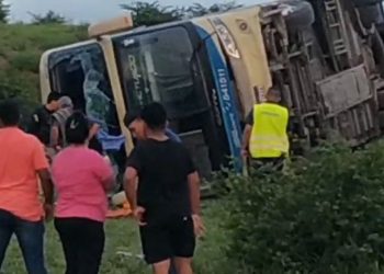 Ônibus da Novo Horizonte tomba e deixa 8 feridos na BR 116, no trecho do Paraguaçu