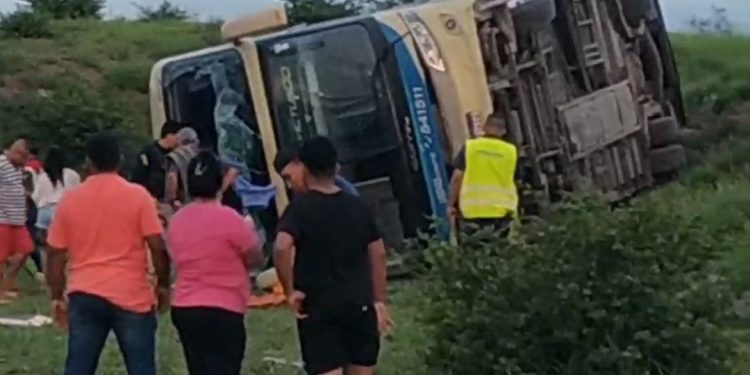 Ônibus da Novo Horizonte tomba e deixa 8 feridos na BR 116, no trecho do Paraguaçu