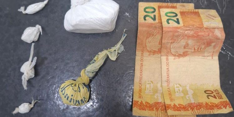 Homem é preso por tráfico de drogas em Jaguaquara; PM também apreendeu cocaína e dinheiro