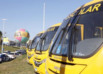 Governo do Estado amplia mobilidade de estudantes do interior com entrega de 417 ônibus escolares rurais