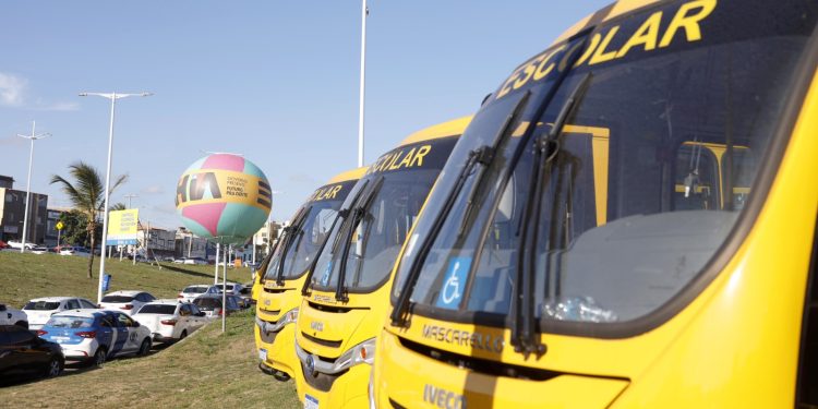 Governo do Estado amplia mobilidade de estudantes do interior com entrega de 417 ônibus escolares rurais