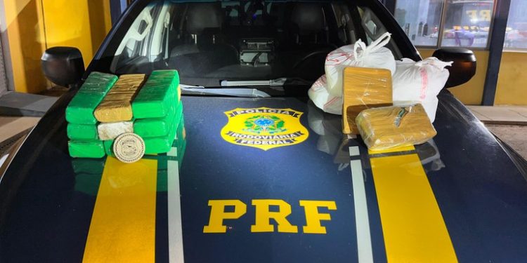 Mulher aceita transportar drogas como forma de pagar uma dívida e acaba presa pela PRF em Feira de Santana