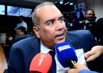 “Euclides Fernandes esqueceu de Jequié e parece que vive em Nárnia”, dispara Sandro Régis sobre segurança pública