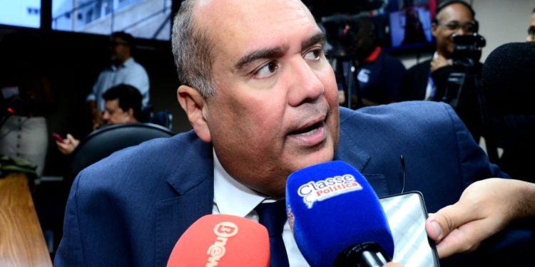 “Euclides Fernandes esqueceu de Jequié e parece que vive em Nárnia”, dispara Sandro Régis sobre segurança pública