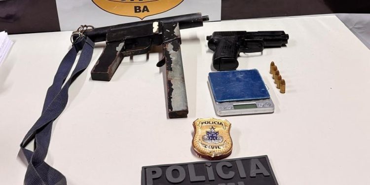 Polícia Civil de Jaguaquara apreende submetralhadora e munições durante operação